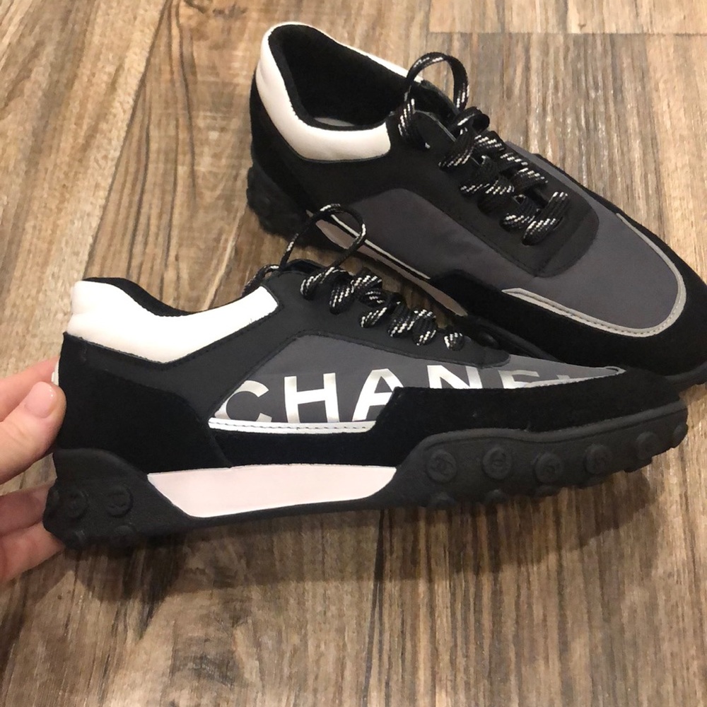 Women’s sneakers size 6